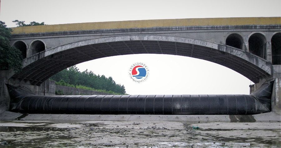 坝长50m，坝高3.3m，墙挂式充水橡胶坝