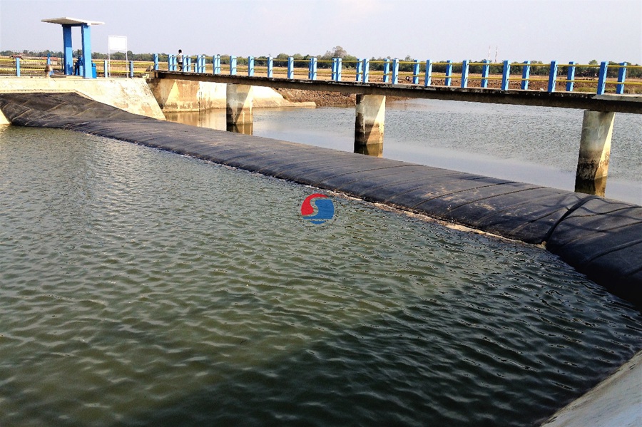 坝长60m，坝高3.3m，斜坡式充水橡胶坝
