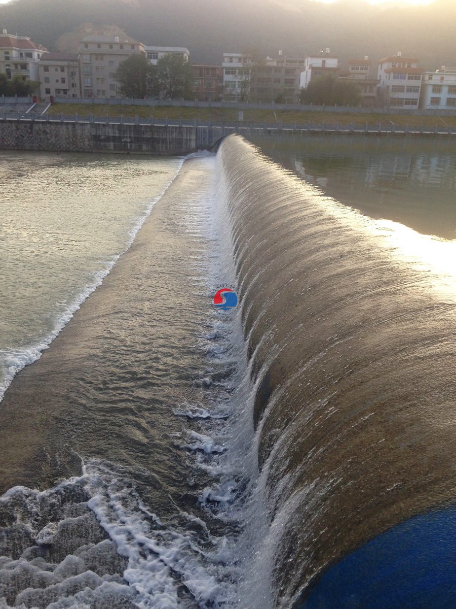 坝长70m，坝高2.2m，枕式充水橡胶坝