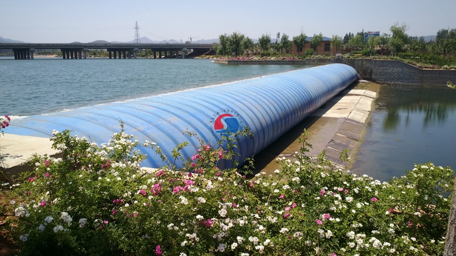 坝长70m，坝高3m，枕式充水橡胶坝