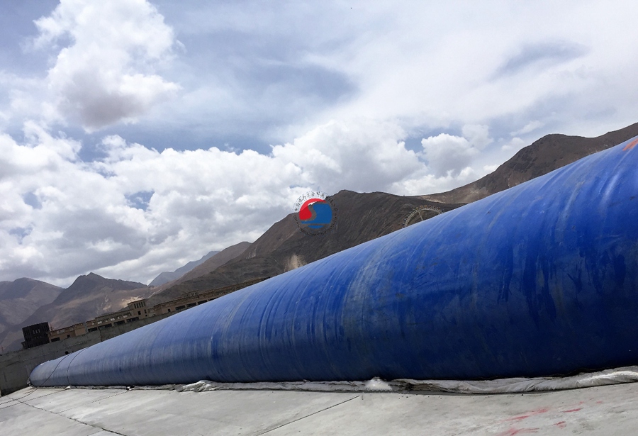 坝长80m，坝高3.3m，充水枕式橡胶坝