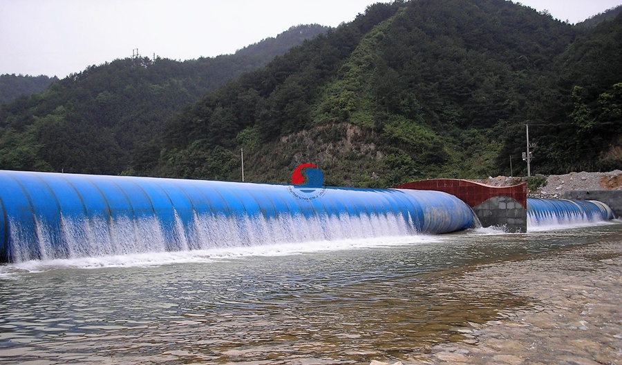 坝长90m，坝高1.8m，枕式充水橡胶坝