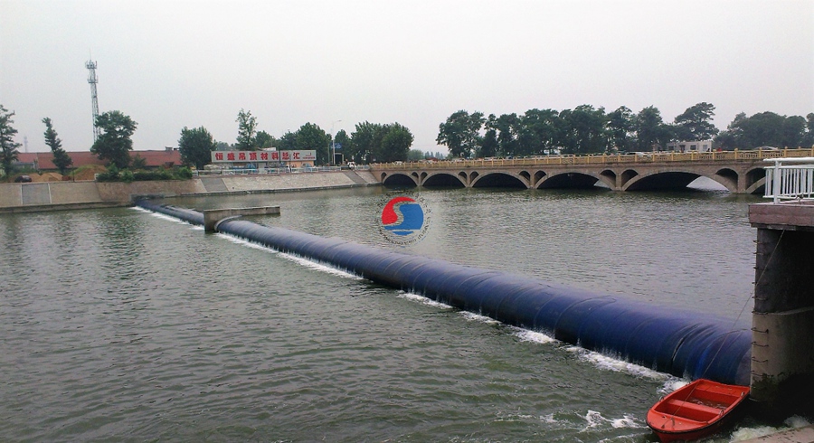 坝长114m，坝高2m，枕式充水橡胶坝