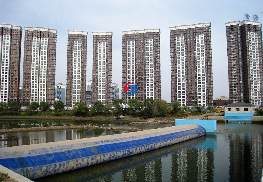 坝长120m，坝高2.5m，枕式充水橡胶坝