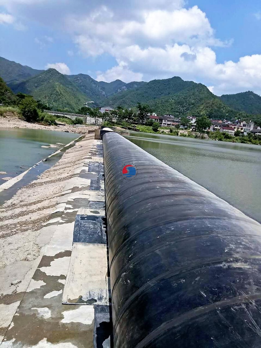 坝长140m，坝高2.2m，枕式充水橡胶坝