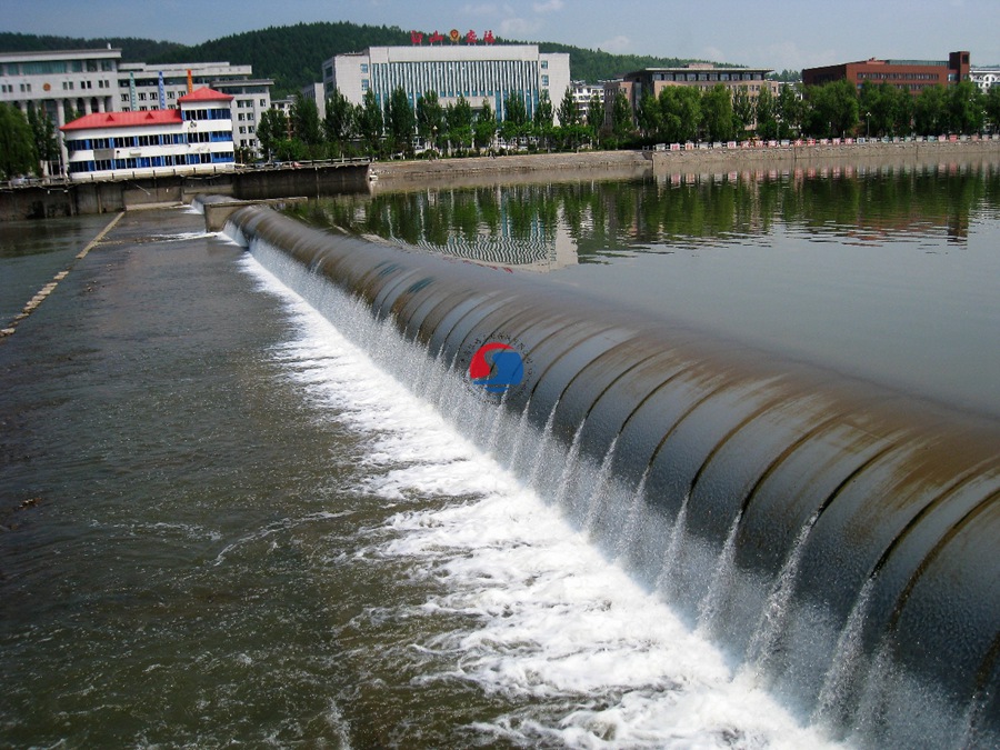 坝长140m，坝高2.3m，枕式充水橡胶坝