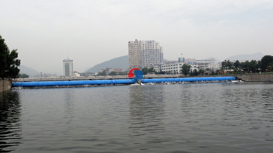 坝长160m，坝高2.3m，充水枕式橡胶坝