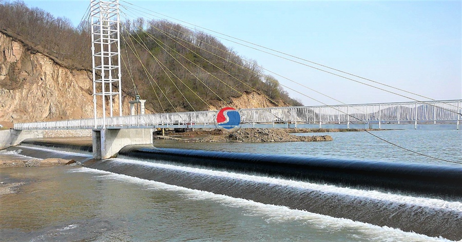 坝长180m ，坝高1.5m，枕式充水橡胶坝