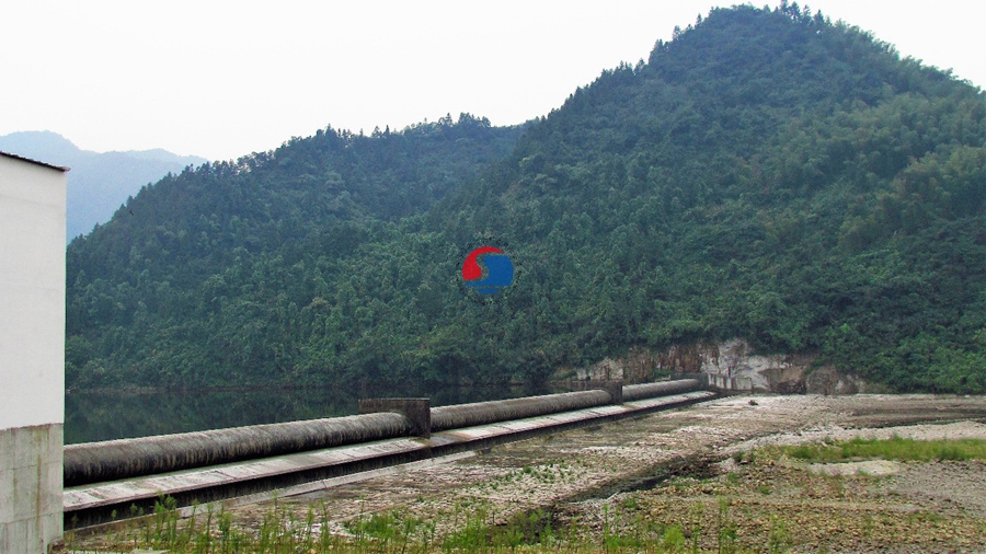 坝长240m，坝高2.6m，枕式充水橡胶坝
